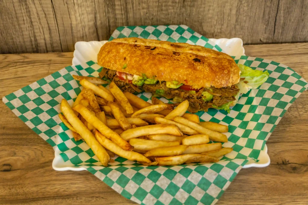 sandwich de carne desmechada