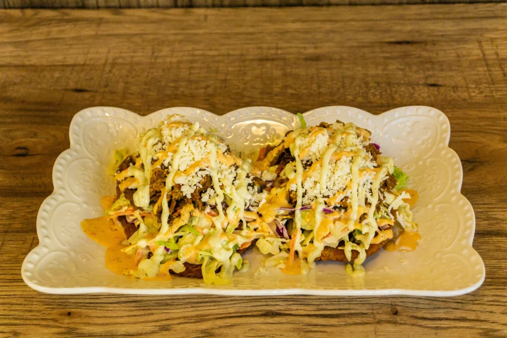 patacones con carne o pollo