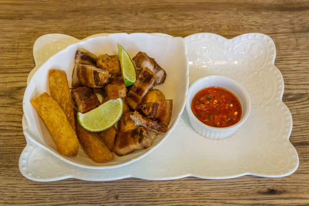 chicharron con patacones