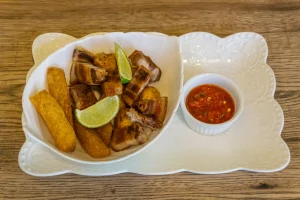 chicharron con patacones